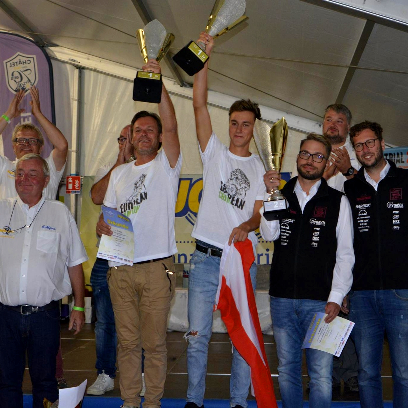Slideshow Bild - Europameister in der Kategorie der 4-Achser ist das Team Reicher vor Marcel Schoch und Johnny Stumpp.