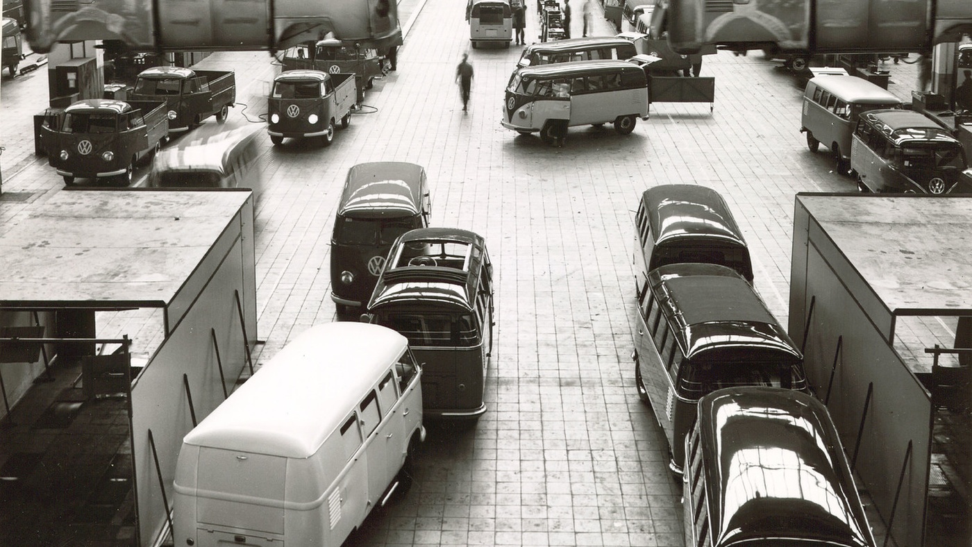 Slideshow Bild - Bis 1967, dem Ende der Produktion der ersten Transporter-Generation, laufen in Deutschland 1,8 Millionen Bulli vom Band.  Copyright: Volkswagen Nutzfahrzeuge