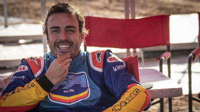 Beitragsbild - Fernando Alonso im Toyota Hilux