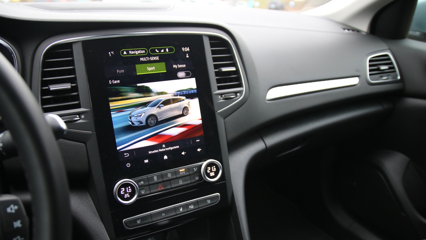 Slideshow Bild - Das 7“ Multimediasystem Easy Link stellt das Bindeglied zwischen Fahrer und Fahrzeug dar. Lediglich die Klimasteuerung ist separat und direkt erreichbar.