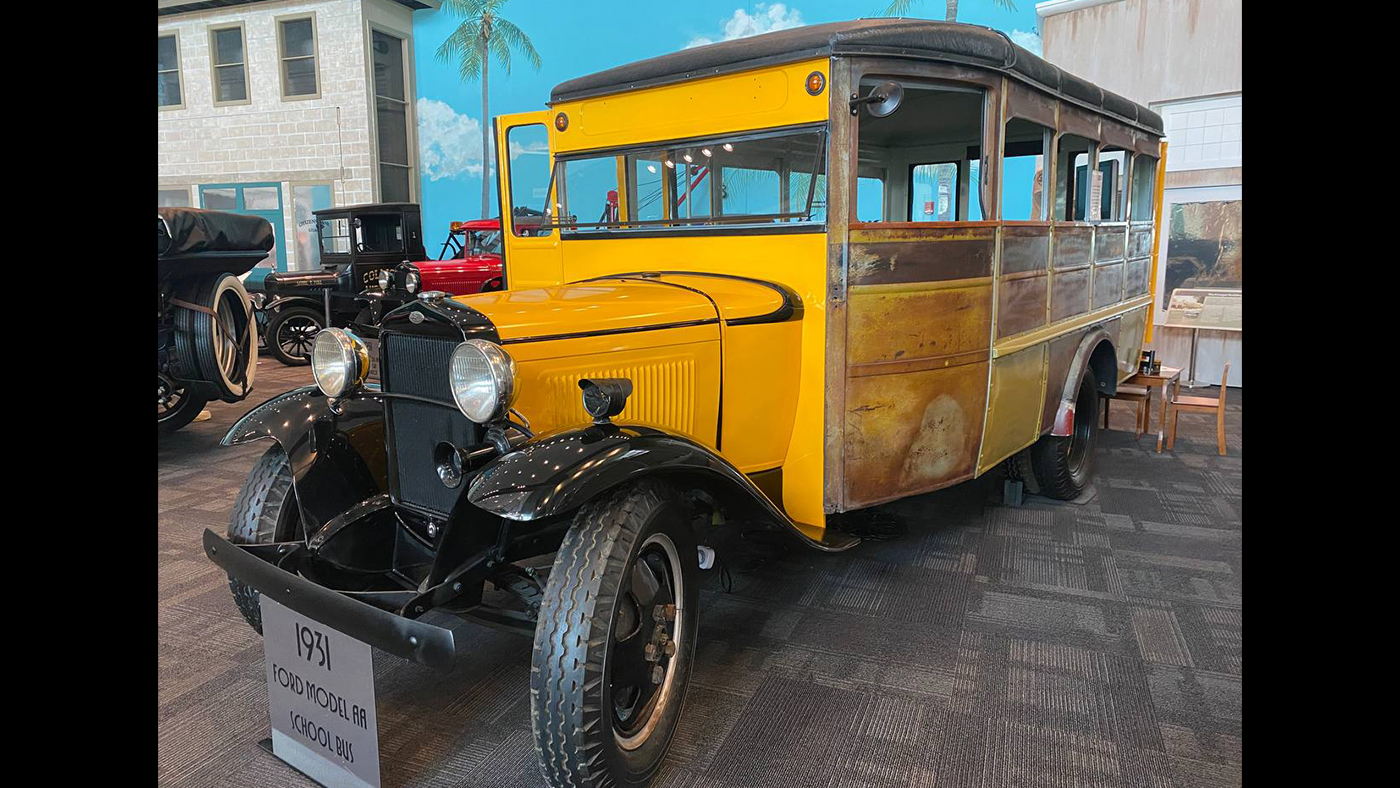 Slideshow Bild - 1931 Ford Model “AA” School Bus, body by Wayne