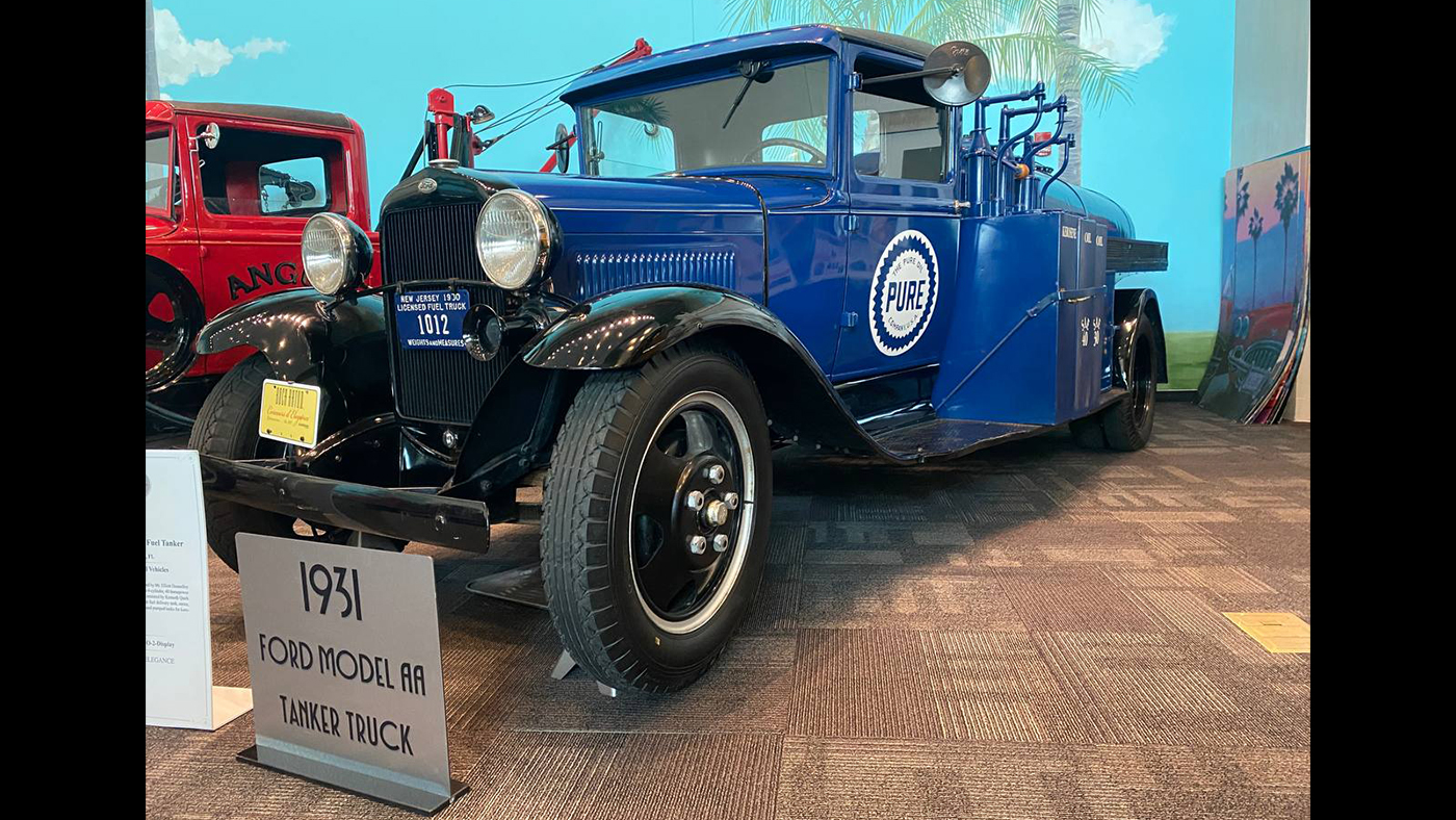 Slideshow Bild - 1931 Ford Model “AA” Tanker Truck, Pure Oil Co.