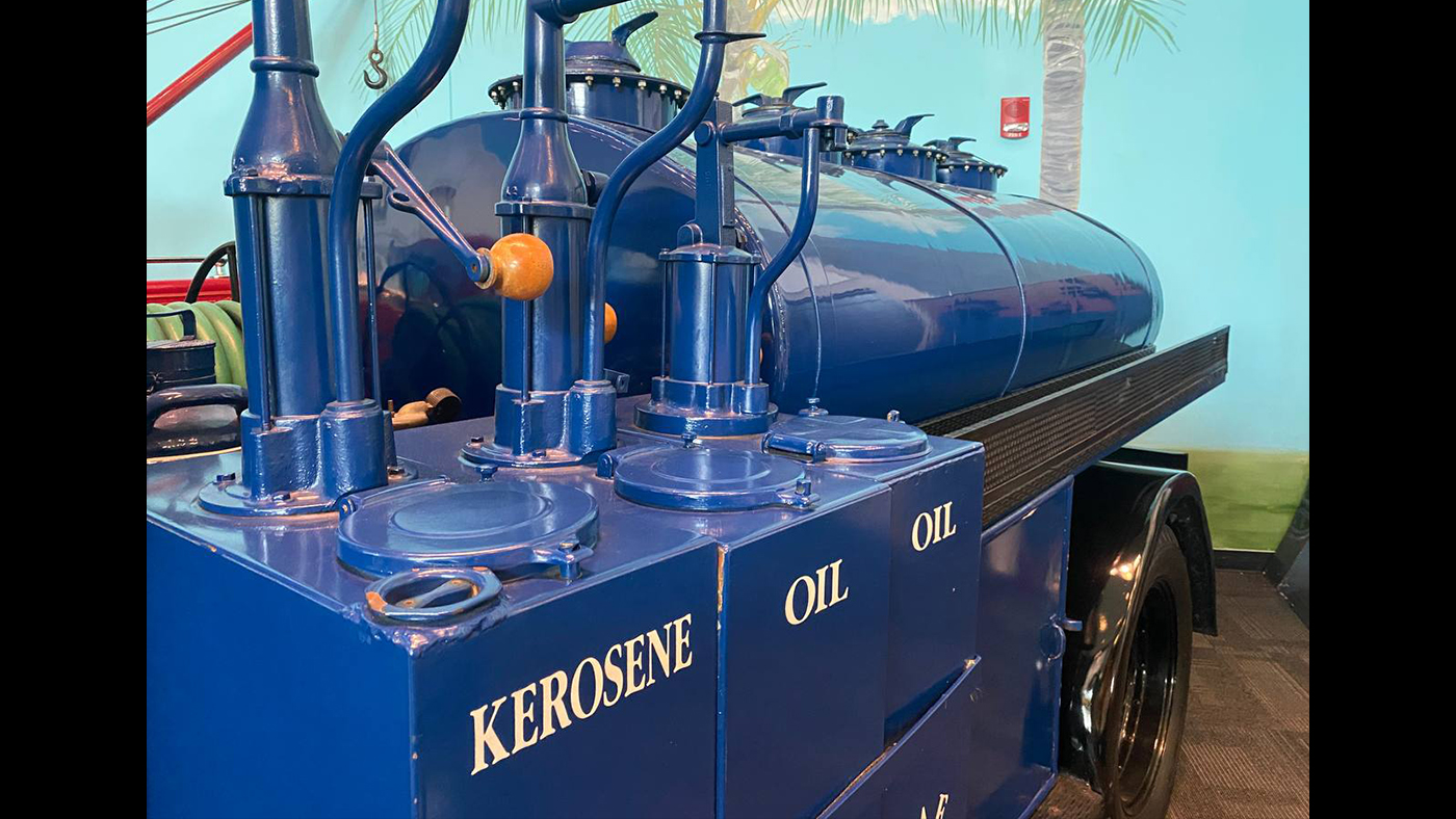 Slideshow Bild - 1931 Ford Model “AA” Tanker Truck, Pure Oil Co.