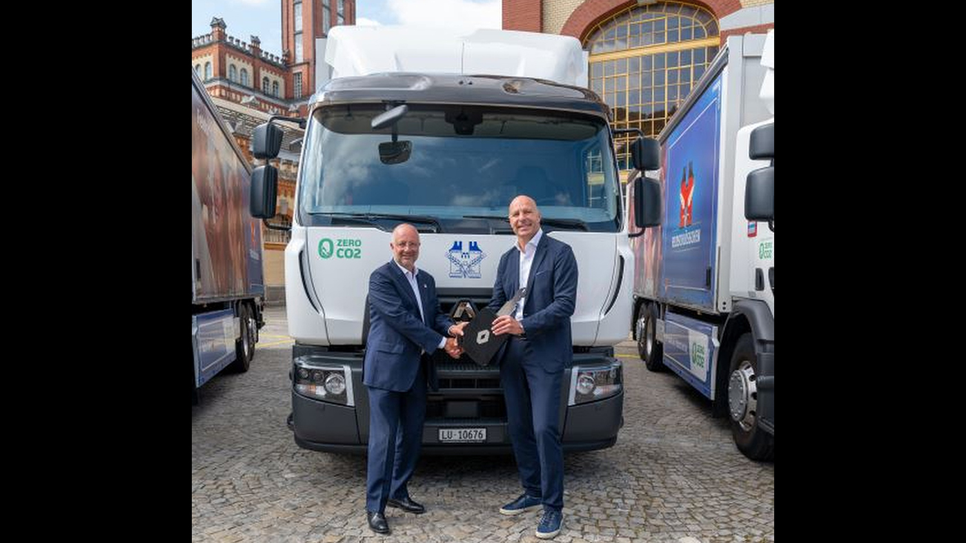Slideshow Bild - Rheinfelden (Schweiz): Der Präsident von Renault Trucks, Bruno Blin (links), übergibt die Schlüssel für 20 vollelektrische Lkw an Thomas Amstutz, CEO von Feldschlösschen.