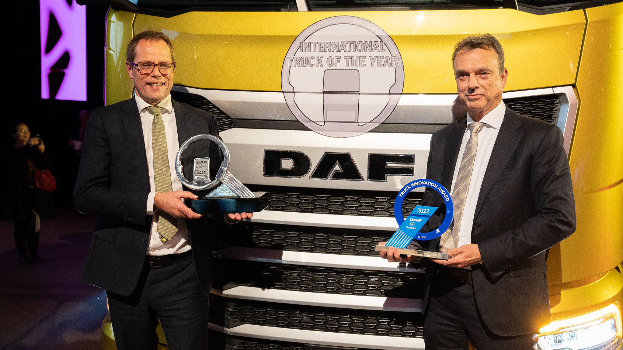Slideshow Bild - Harry Wolters, President DAF Trucks und Ron Borsboom, Executive Director Product Development  nehmen den International Truck of the Year und den Truck Innovation Award entgegen. 