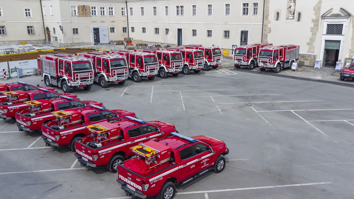 Slideshow Bild - Blick auf die neuen Magirus Waldbrandfahrzeuge, St. Pölten / Niederösterreich