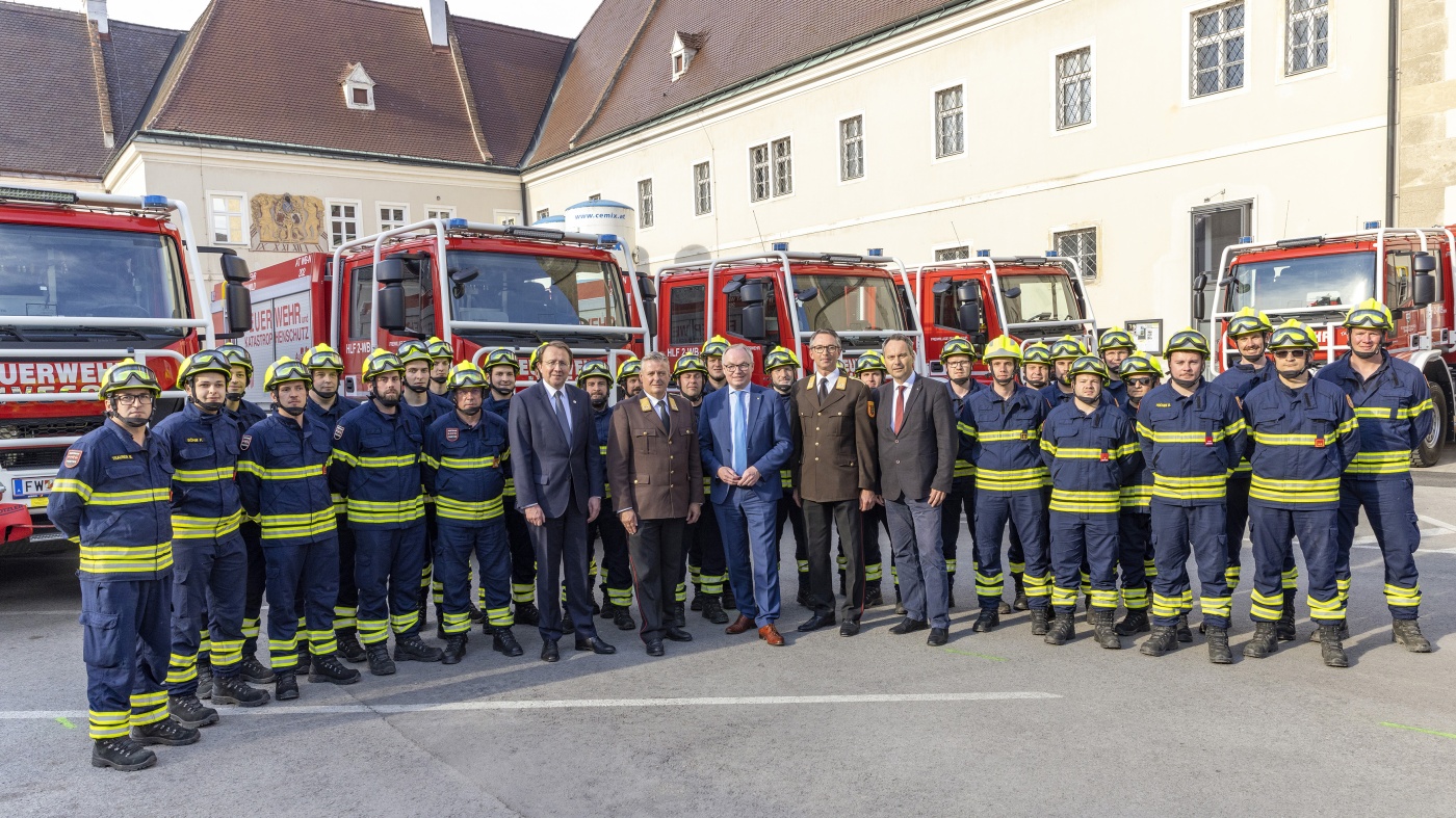 Slideshow Bild - Offizielle Feierlichkeiten zur Übergabe der neuen Magirus Waldbrandfahrzeuge vor dem Dom in St. Pölten