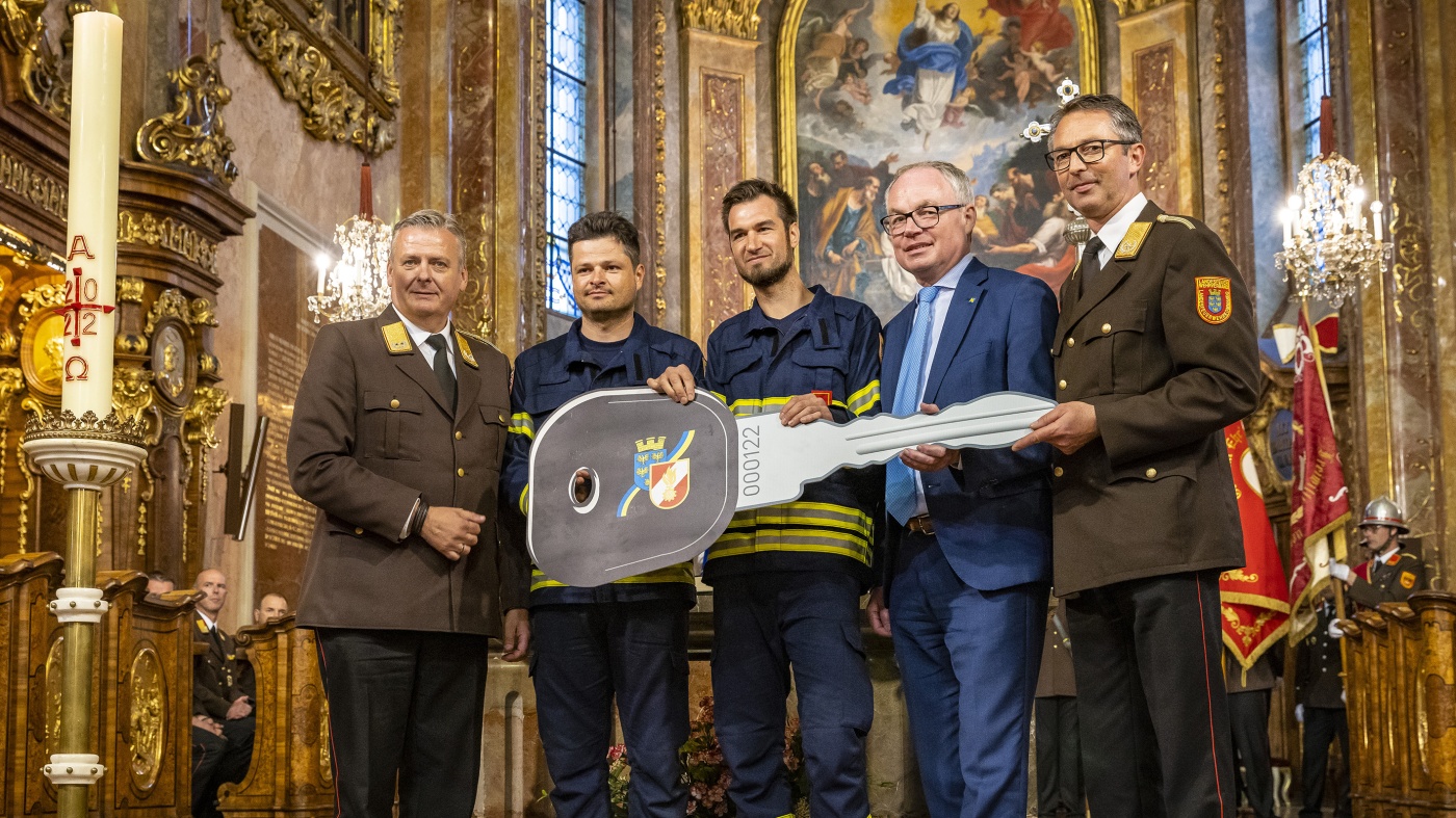 Slideshow Bild - Symbolische Schlüsselübergabe (v.l.n.r.): Dietmar Fahrafellner (Landesfeuerwehrkommandant Niederöstereich), 2 Kameraden der FF Weikersdorf am Steinfelde, Dr. Stephan Pernkopf (Landeshauptfrau Stv.) und Martin Boyer (Landesfeuerwehrkommandant Stv.)
