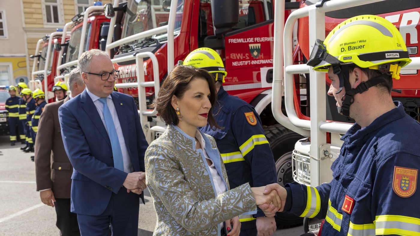 Slideshow Bild - Gratulationen zur Übergabe von Bundesministerin Mag. Karoline Edtstadler sowie Landeshauptfrau Stv. Dr. Stephan Pernkopf