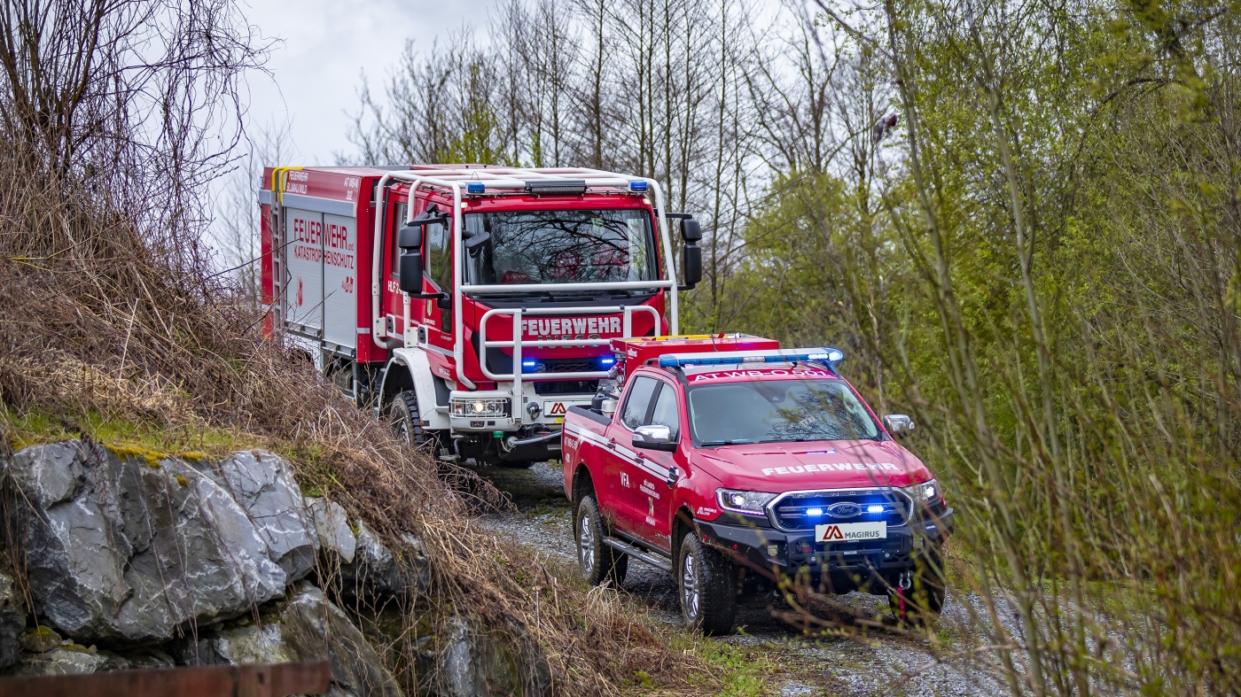 Slideshow Bild - HLF2-WB und VFA im Gelände