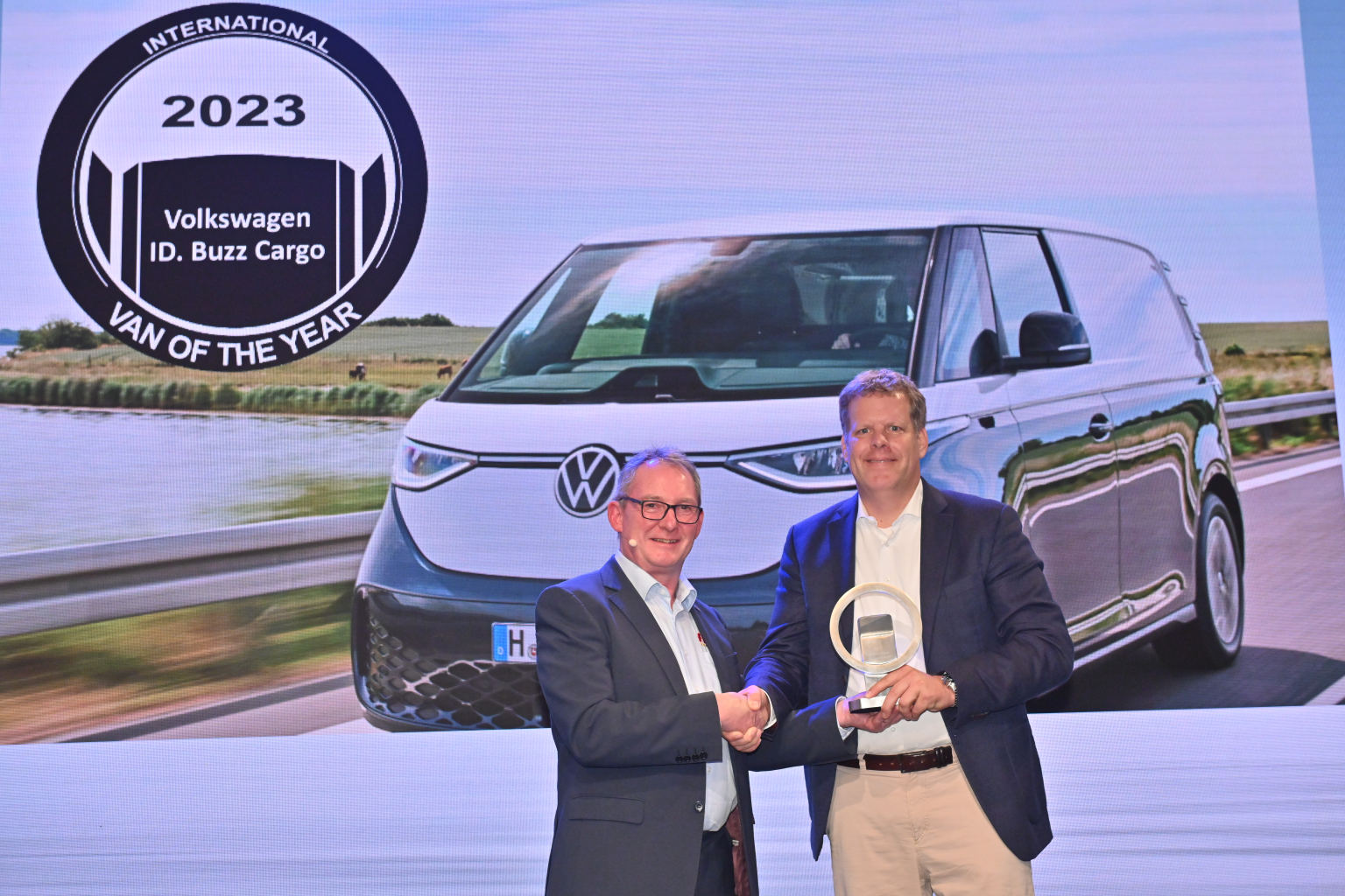 Slideshow Bild - Jarlath Sweeney (links) überreicht die Auszeichnung an Volkswagen Nutzfahrzeuge-CEO Carsten Intra.