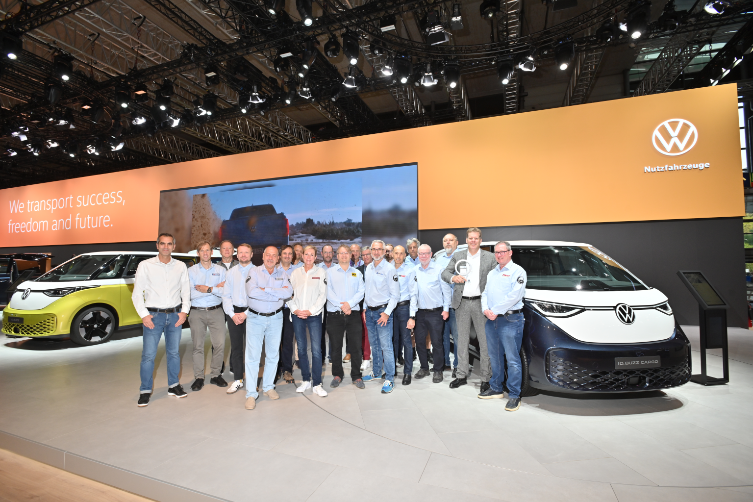 Slideshow Bild - Die Jury "International Van Of The Year" beim Besuch auf dem Stand von Volkswagen Nutzfahrzeuge in Halle 12 auf der IAA Transportation.