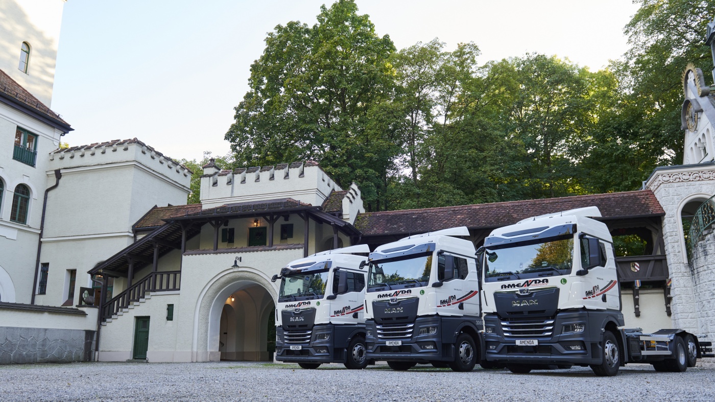 Slideshow Bild - Die erste Lieferung umfasst insgesamt zehn MAN TGX BDF-Wechselbrücken-Fahrgestelle, zehn MAN TGX Ultra-Sattelzugmaschinen sowie 20 MAN TGX 4x2 Sattelzugmaschinen. 2023 folgen dann nochmals 40 neue MAN Lkw für das Transportunternehmen.