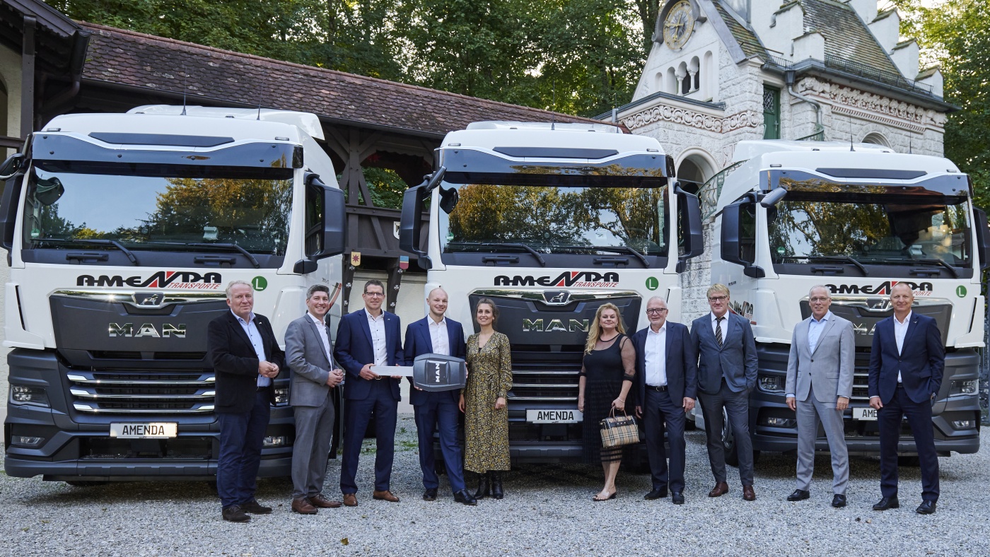 Slideshow Bild - Amenda & Sohn durfte die ersten von insgesamt 80 neuen MAN Lkw am Hauser Schloss im Beisein von MAN Vertriebsvorstand, Friedrich Baumann, auf dem Werksgelände von MAN Truck & Bus in München in Empfang nehmen.