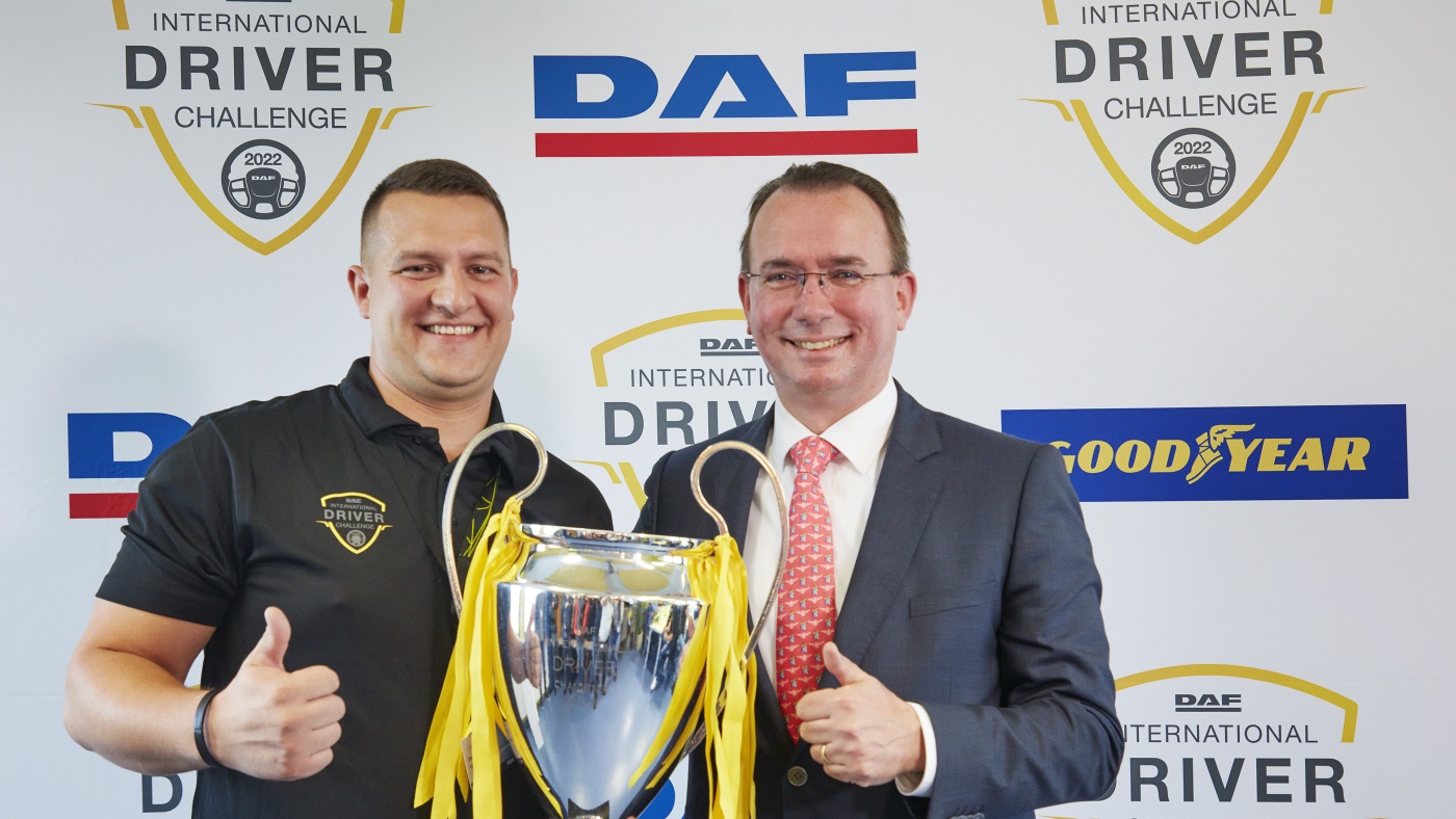 Slideshow Bild - Harald Seidel, President DAF Trucks (rechts im Bild) gratuliert Gábor Szabados zum Titel „DAF Driver Challenge Champion 2022“
