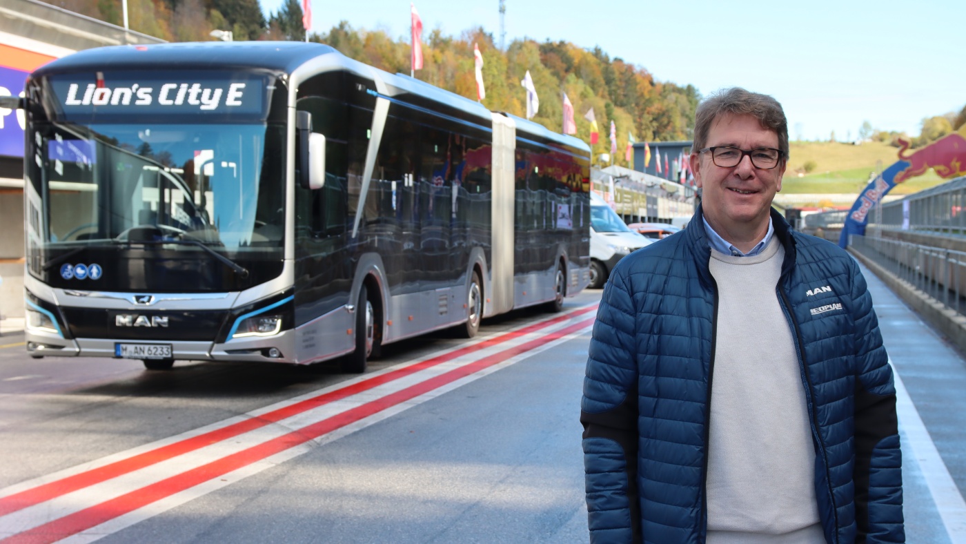 Slideshow Bild - Lars Heydecke, Head of Sales MAN Bus Österreich, lässt gleich zwei Lion’s City E um den Salzburgring gleiten. 