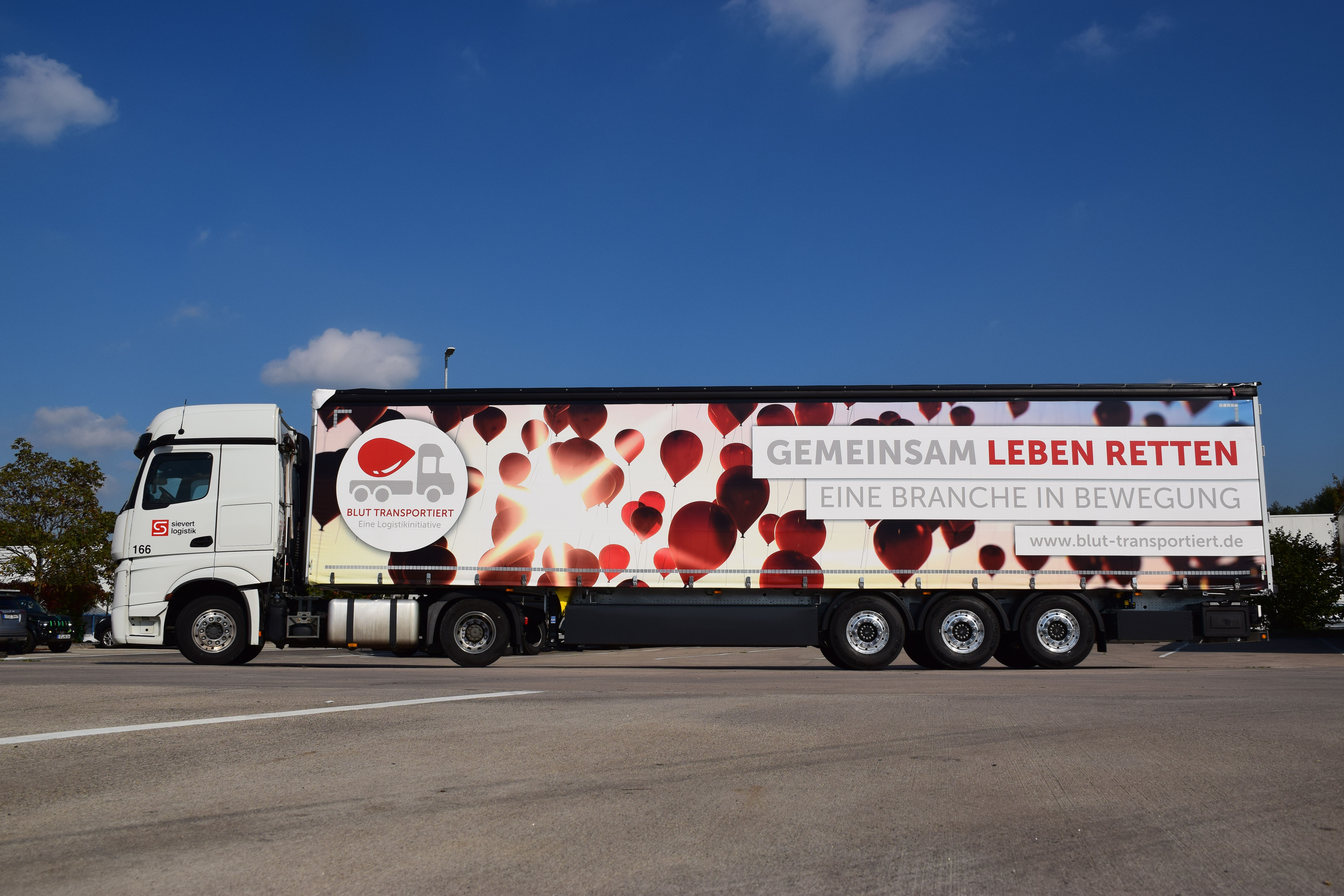 Slideshow Bild - Mit der neuen Plane für einen Auflieger will die Sievert Logistik SE mehr Aufmerksamkeit für das Thema Blutkrebs und dessen Bekämpfung erreichen. (Foto: Sievert Logistik SE)